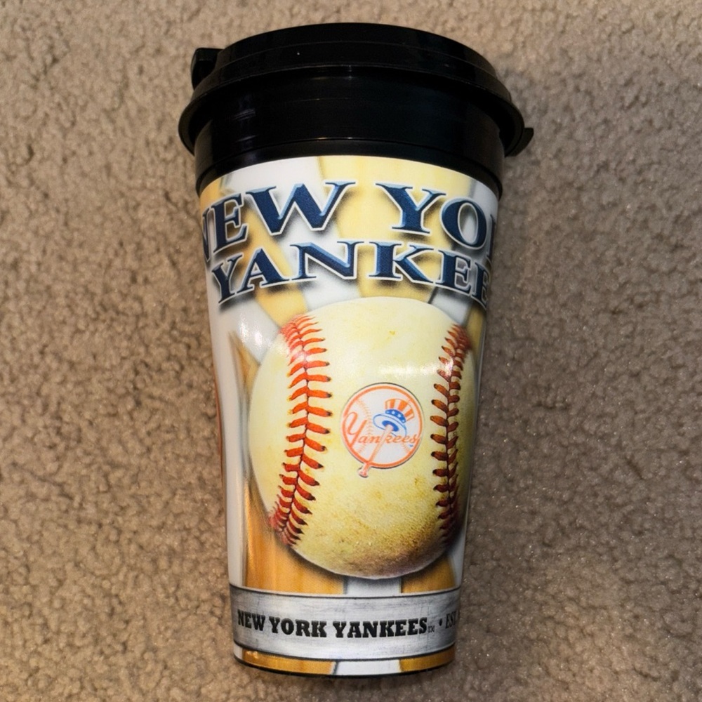 New York/NY Yankees Licensed 3-D Holographic 16oz Capitol Cups baseball